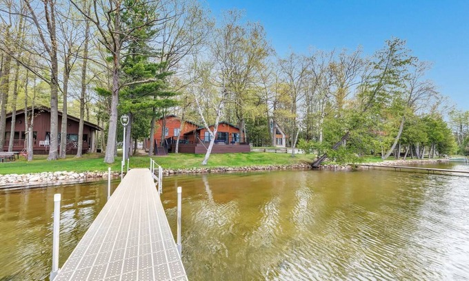 Brazeau Casa | Sand Shoreline, Party Garage, Picturesque Sunsets, Dock