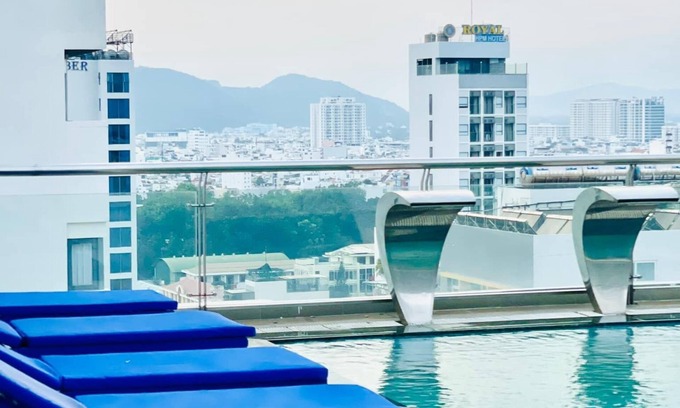 Tran Phu Beach Hotel | Sandals Island Hotel