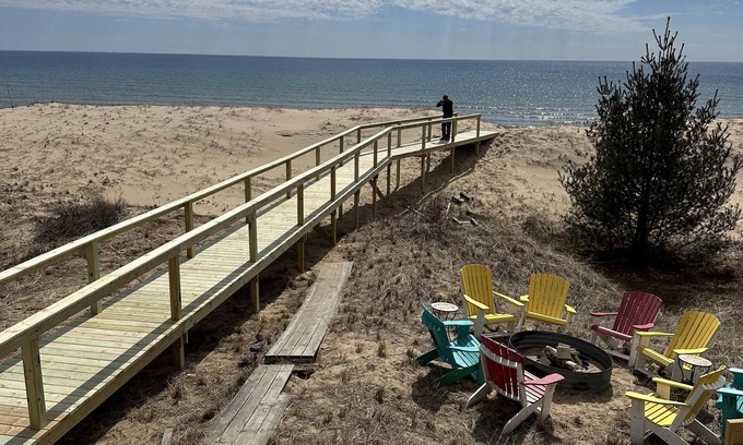 Gulliver Casa | Sandbox on Michibay: Autumn on Lake Michigan – Fall Colors & Cozy Nights Await!