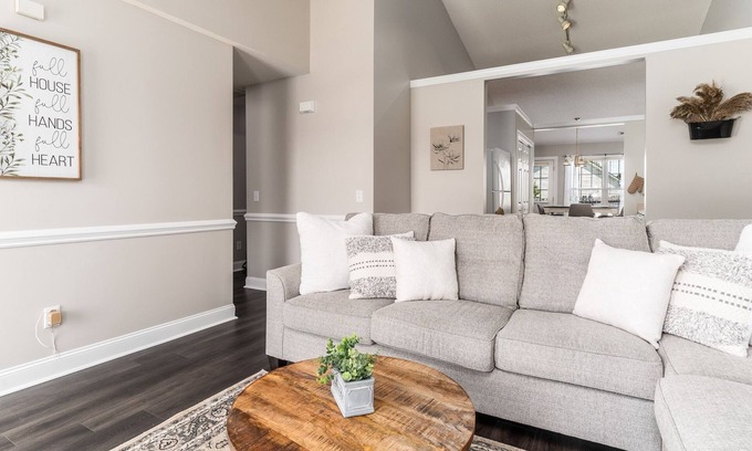 Greenville Casa | Sandee’s Shanty - Spacious 3 bedroom 2 Bath home with room for 6