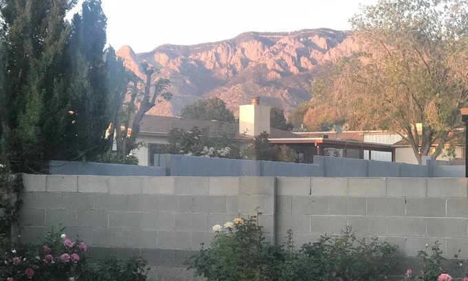 Heritage Hills Casa | Sandia view sweet 🏠 near Balloon Fiesta park, &Tram-ride!