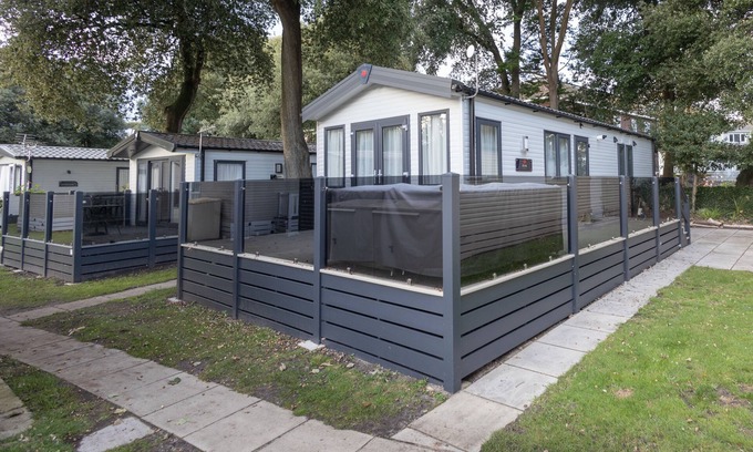 Mudeford Chalet De Esquí | Sandpiper - a new, pet friendly property on Sandhills Holiday Park.