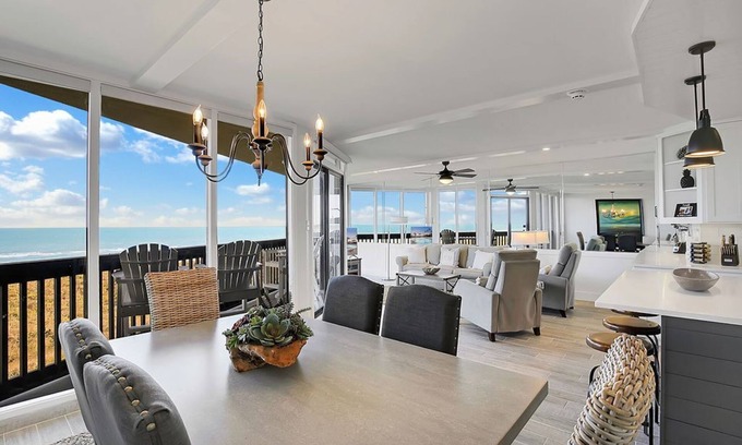 Port Aransas Condominio | Sandpiper Condominiums 304, Panoramic Gulf Views w/ direct access to Mustang Island/Port A beaches.