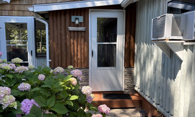Ludington Cabaña | Sandpiper Cottage: Lakeside, Boat Slip, Beach, Family Friendly, Kayaks