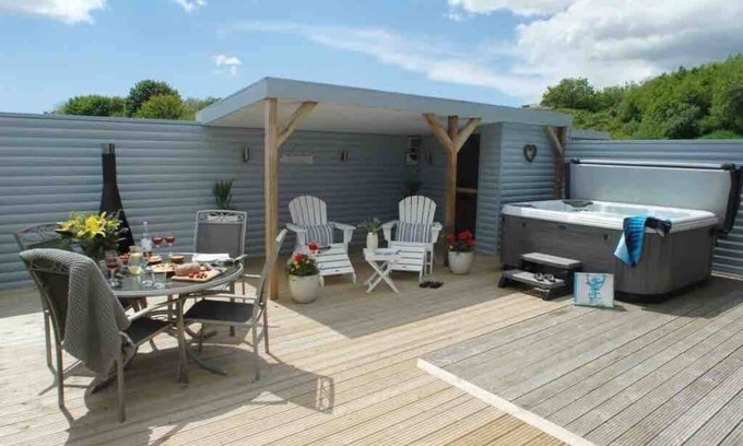 Winnard's Perch Cabaña | SandPipers Luxury lodge with 2 ensuites a private Hot Tub & Sauna & BBQ terrace