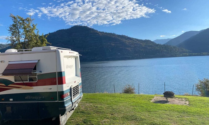 Sandpoint Alquiler De RV | Sandpoint lakefront ranch RV site with fire pit