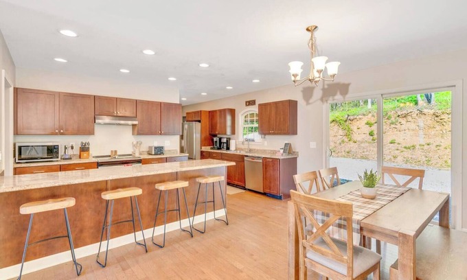 Trenton Casa | Sandstone Retreat - Pet friendly - Mountain View
