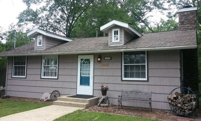 Leland Cabina | Acogedor Sandwood Cottage en WI River-mascotas bienvenidas!