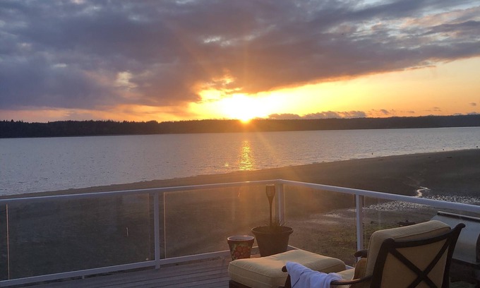Lakebay Cabaña | Sandy Beach Front Cottage with great Sunsets
