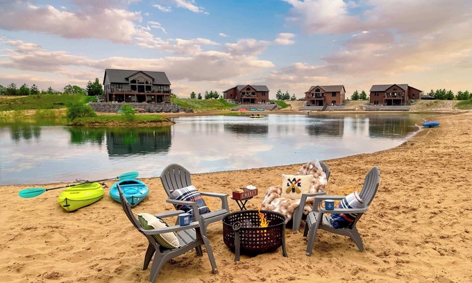 New Lisbon Casa | Sandy Beach⊹Lake⊹Firepit⊹Deck⊹Porch⊹Kayaks⊹Toys