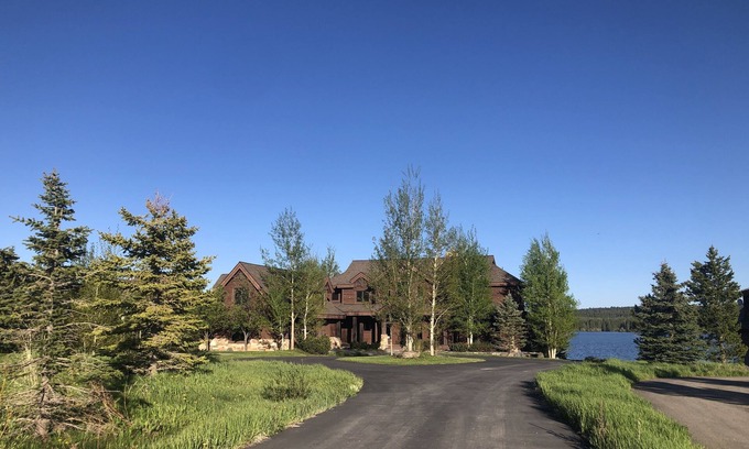 Island Park Cabina | Sandy Beach Lodge* Waterfront Home, Wifi, Fire Pit, Bbq Grill, Boat Dock