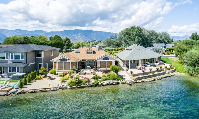 Manson Casa | Sandy Beach Retreat - Lake Chelan Manson Waterfront home with private boat slip!