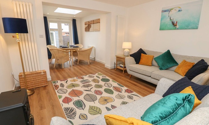 Sandown Cabaña | SANDY COTTAGE, pet friendly, character holiday cottage in Sandown