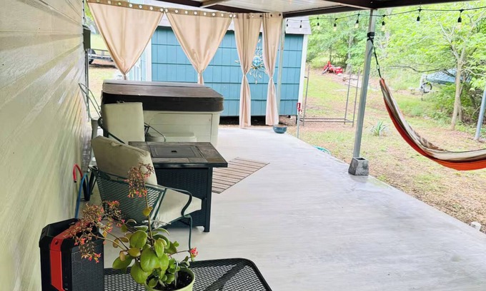 Sulphur Cabina | Sandy Creek Hideaway -Couples Cabin -Hot Tub