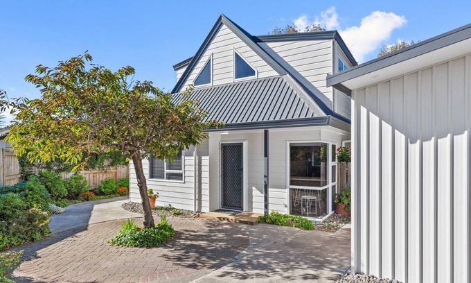 Papamoa Beach Cabaña | Sandy Feet - Papamoa Beach Holiday Home