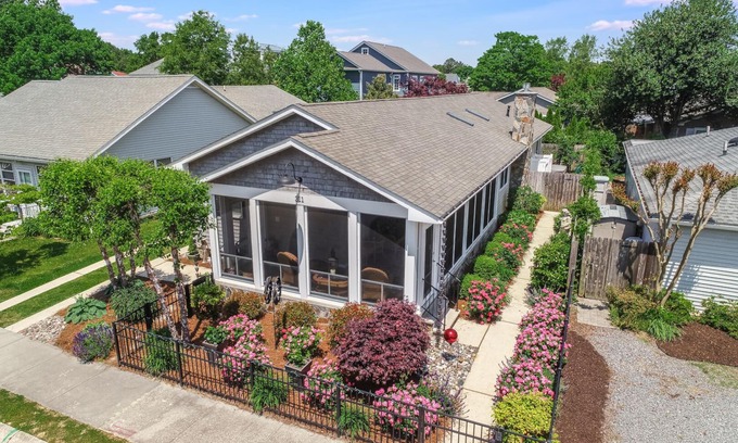 Country Club Estates Casa | Sandy feet retreat..three blocks to beach!