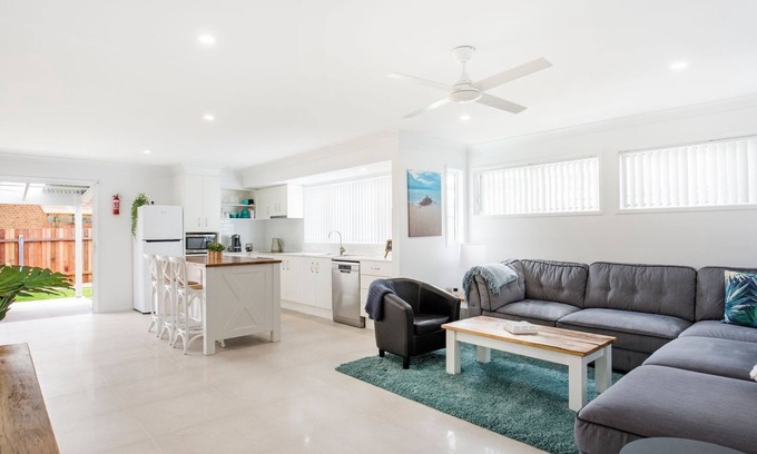 Currarong Casa | Sandy Feet Retreat - Pet Friendly - 1 Min Walk to Beach