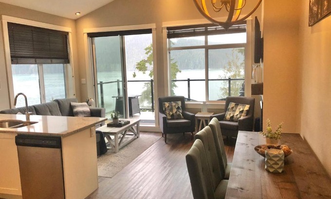 Port Renfrew Casa | Sandy Feet Retreat Port Renfrew- Oceanfront 2BR modern cottage