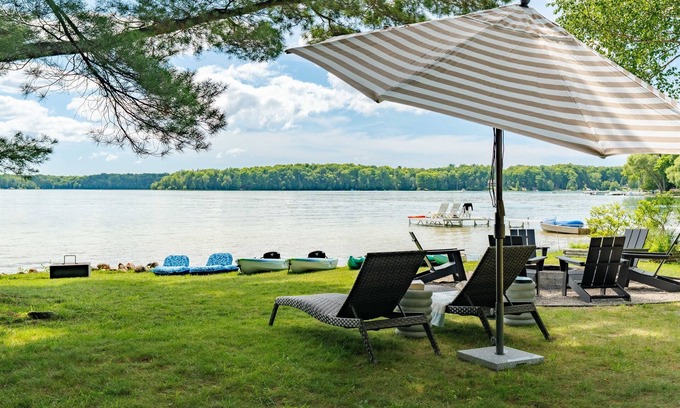 Lake Ann Casa | Sandy Lakefront | Sunsets | Deck | Dock | Kayaks