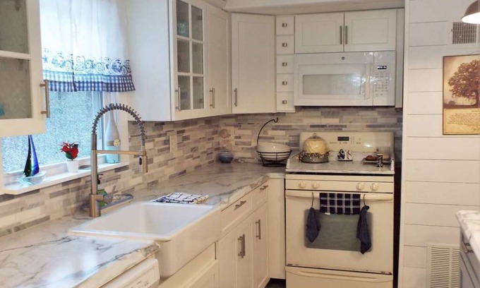 Hesston Casa | Sandy's Lake Chateau - Beautifully updated home on 3 private acres.
