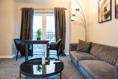 Broadheath Apartamento | SandyCroft- Secure gated Parking & Close To Airport
