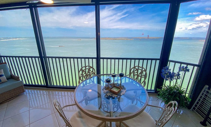 Punta Rassa Condominio | Sanibel Harbour Resort Harbour Tower 1113: Beautiful views of the Sanibel Causeway & nearby islands