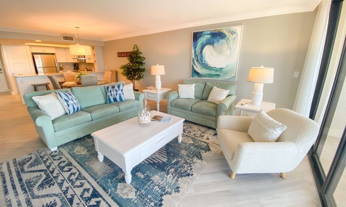 Punta Rassa Condominio | Sanibel Harbour Resort Bay View Tower 633: Seaside colors inspire this Beachfront Condo