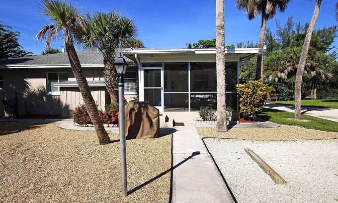 Sanibel Cabaña | Sanibel Shores A2 Beautiful 2 bedroom Cottage short walk to the beach