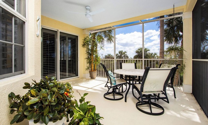 Fort Myers Beach Condominio | Sanibel View 107 - a bright, luxurious end unit designed for relaxation and comfort in Fort Myers