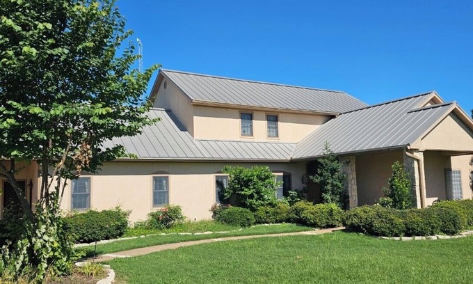 Madisonville Casa | Sanita Ranch with large pool, hot tub, game room and outdoor firepit.