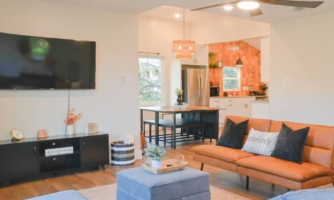 San Marcos Casa | SanMarcos River Retreat|Modern|Spacious|Sleeps 12!