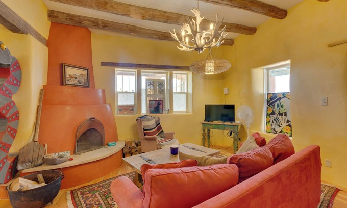 Santa Cruz Casa | Santa Cruz Home w/ Mountain Views!