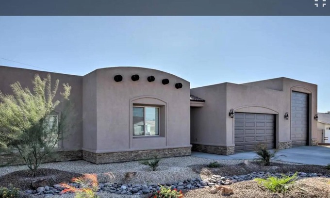 Lake Havasu City Casa | Nuevo hogar! Estilo Santa Fe! ¡Gran estacionamiento para botes!