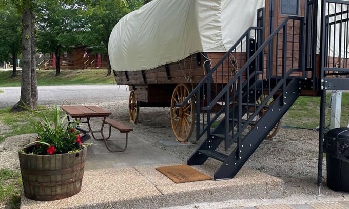 Branson Cabaña | Santa Fe Trail Wagon