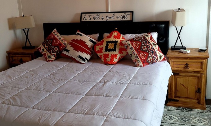 South Capitol Apartamento | Santa Fe Villa near Plaza. Walk to the Plaza or drive 30 minutes to ski hill.