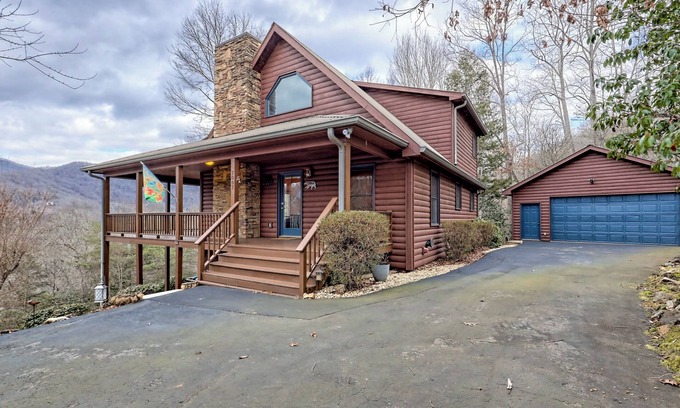 Hiawassee Cabina | Santa Marta Summit - By Chatuge Home Concierge Mountainview, firepit, ping-pong table, card table & gas grill.