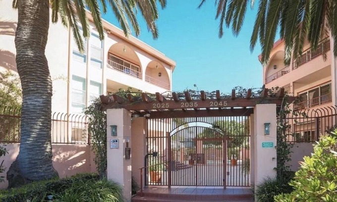 Ocean Park Condominio | Santa Monica Beach Condo Newly Remodeled any dates