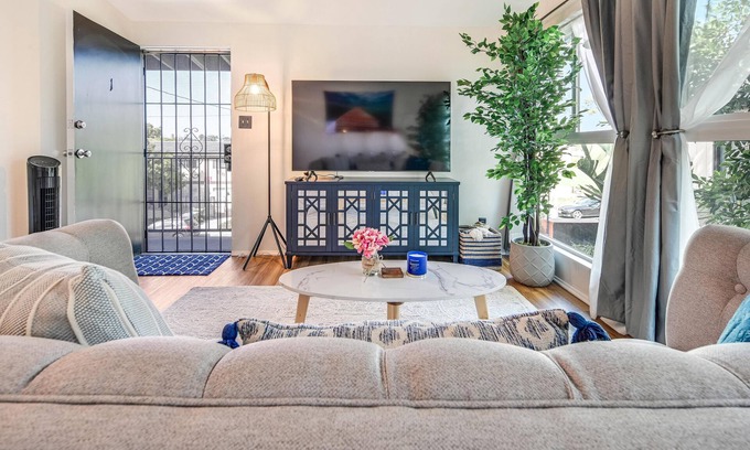Ocean Park Apartamento | Santa Monica Beach Suite. Off street parking and walking distance to everything!