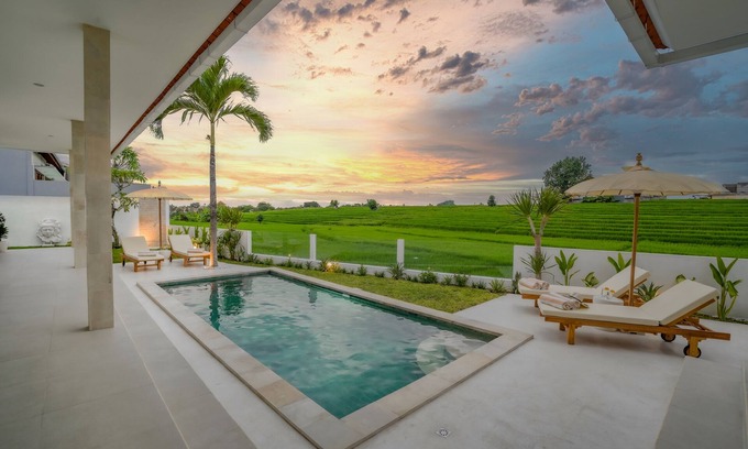 Batu Bolong Villa | Santorini Sunset NEW 4 BR villa with beautiful rice paddy view and a large pool