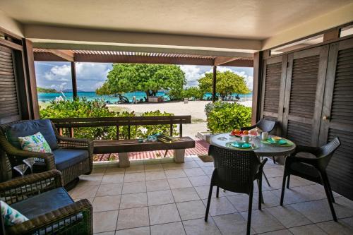 Cabes Point Apartamento | Sapphire Beachfront, Free Wi Fi, Pool, Snorkeling Amazing View!