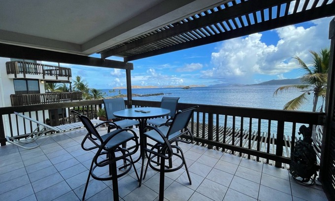 Red Hook Condominio | SAPPHIRE BREEZE-Corner Villa de dos pisos frente a la playa!