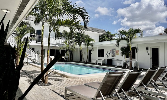 Lauderdale-by-the-Sea Hotel | Sapphire by the Sea Unit 12 King Bed, kitchenette, pool view, Sleeps 2