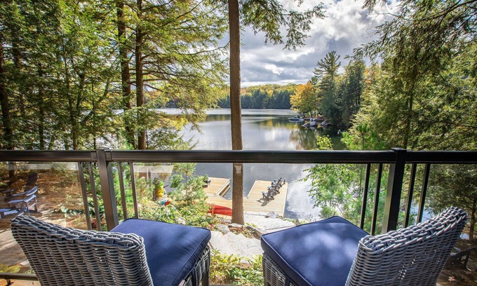 Torrance Cabaña | Sapphire: casual, contemporary cottage plus bunkie in calm cove on Lake Muskoka