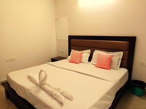 Jangpura Casa | Sapphire Home Stay Near Nizamuddin Railway Station