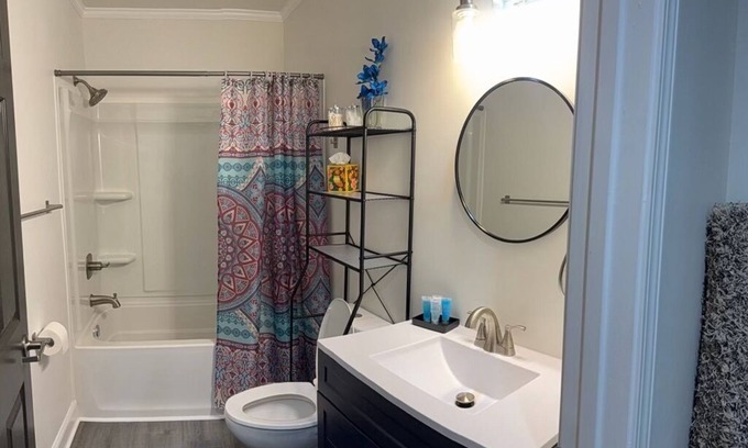 Rockingham Casa | Sarah's HousenRare-Gem! Charming 3-bedroom house in Central Rockingham with AC