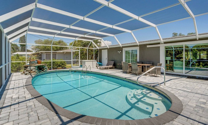 Gulf Gate Estates Casa | Sarasota Home w/ Pool: 4 Mi to Siesta Key Beach!