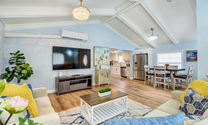 Bayou Oaks Casa | Sarasota Home with Screened Porch, Walk To Zoo!
