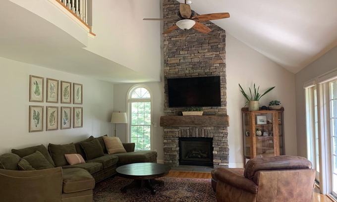 Saratoga Springs Casa | Saratoga Retreat. 4 bedroom home, great yard, 5 min to Saratoga/ Track.