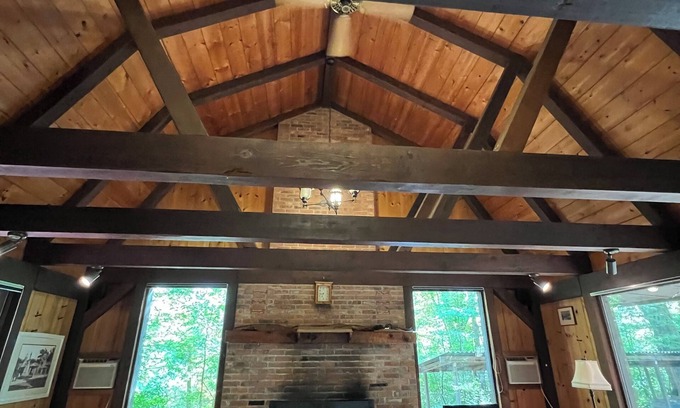 Saratoga Springs Casa | Saratoga Springs Adirondack Lodge Overlooking Stream