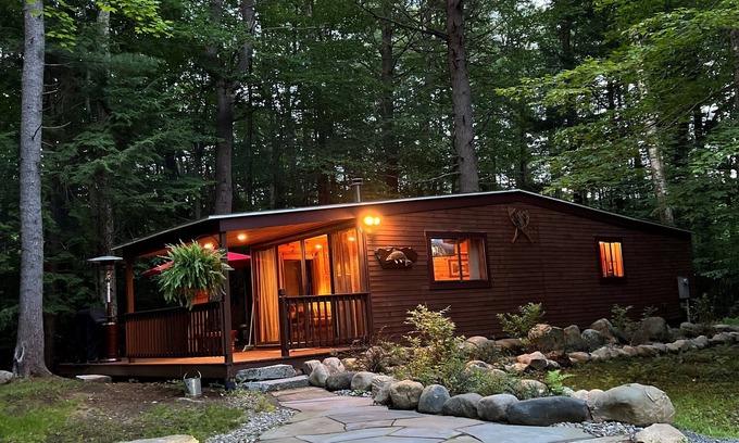 Greenfield Center Cabina | 🐎Saratoga Track & Streamside Retreat 🌲 - Relax, Hike, Shop & Dine!